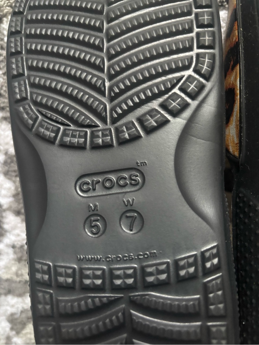 NWT CROCS Leopard Print Slide Sandals Women's 7/ Men's 5 - Picture 3 of 3